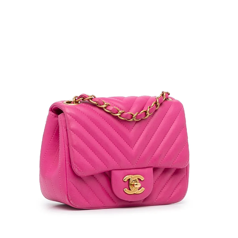 Chanel bags with the perfect balance of luxury and functionalityChanel Mini Square Classic Lambskin Chevron Flap (dOMEPo)