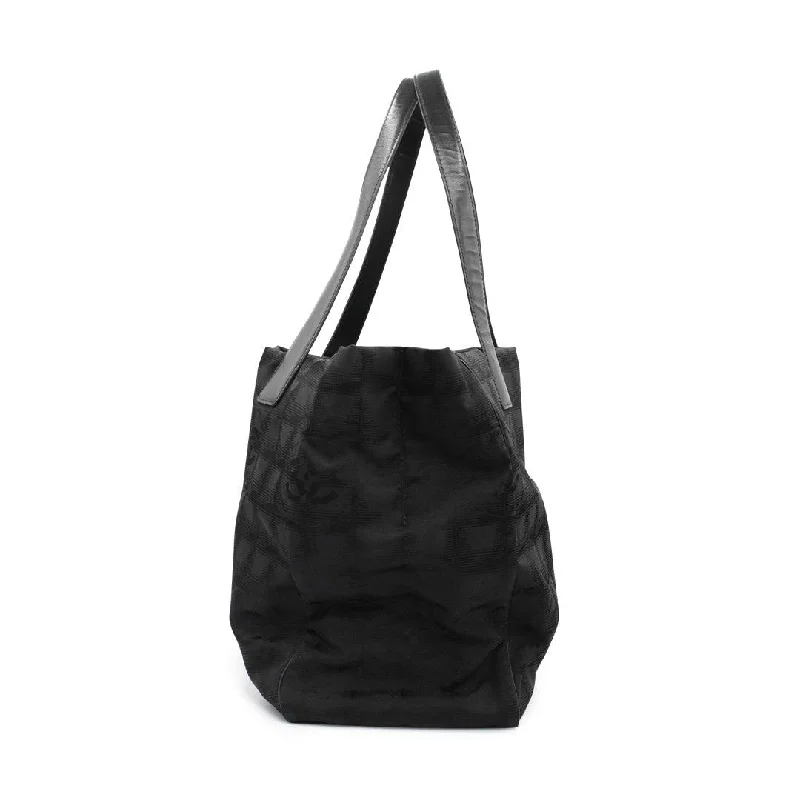 Chanel bags for the minimalist fashionChanel 'Travel Line' Tote